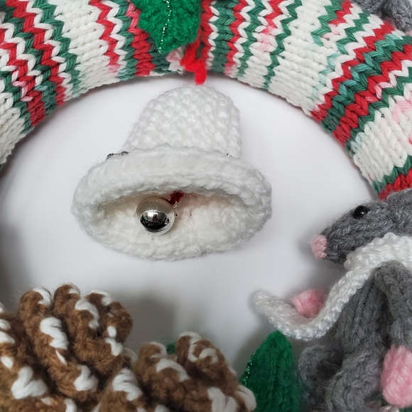 ✨️HOST PICK✨ Handcrafted Knitted Christmas Wreath Mice Pinecones Holly and Bell - Picture 9 of 11